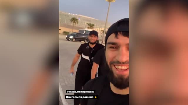 Хабиб, хромая после боя, сел на вертолёт в Абу-Даби