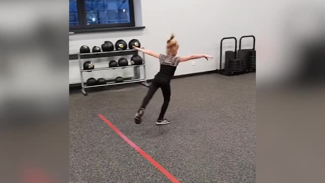 Шестилетняя ученица Плющенко тренирует аксель в 2,5 оборота