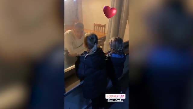 Заражённый коронавирусом Джеко общается с детьми через стекло