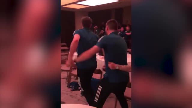 Игроки Шотландии поют вратарю, празднуя выход на Евро