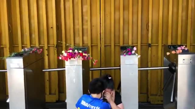 Болельщики несут цветы к стадиону «Боки»