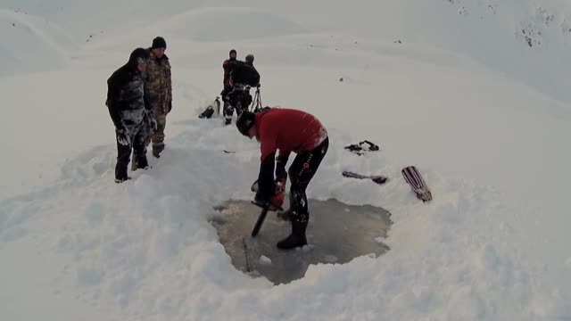 В России установили мировой рекорд по горному айс-дайвингу