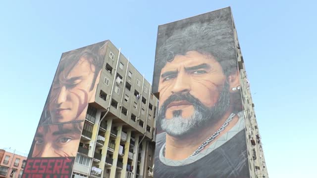 Память о Марадоне в произведениях городского искусства