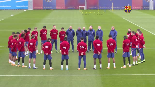Игроки «Барселоны» перед тренировкой почтили память Марадоны