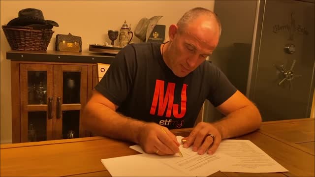 Алексей Олейник подписывает новый контракт с UFC