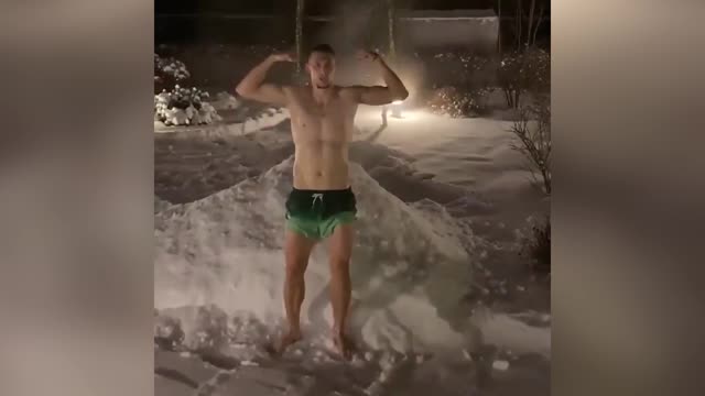Илья Кутепов закаляется в снегу в трусах
