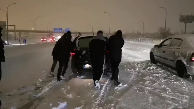 Игроки «Райо Вальекано» подтолкнули машину, застрявшую в снегу