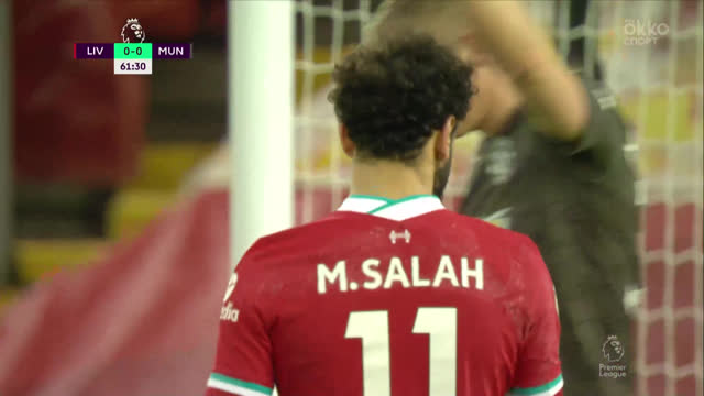 Салах («Ливерпуль») попробовал пробить из-под Магуайра