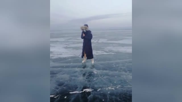 Медведева покаталась на замёрзшем озере Кенон