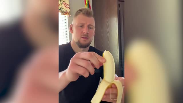 Александр Волков показывает, как правильно есть банан