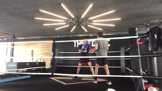 Квят показал отработку ударной техники в боксёрском ринге