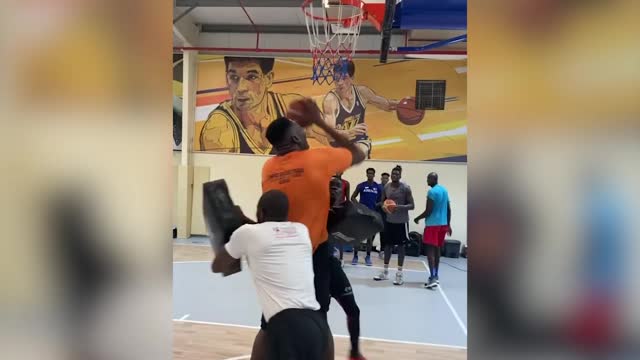 236-сантиметровый нигериец играет в баскетбол