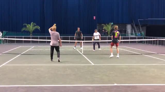 Рублёв и Хачанов вместе с тренерами играют в теннисбол
