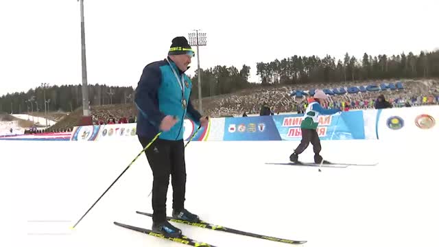 Александр Лукашенко гонит юную лыжницу на финиш