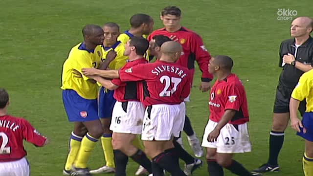 Ван Нистелрой против игроков «Арсенала» в матче сезона 03/04