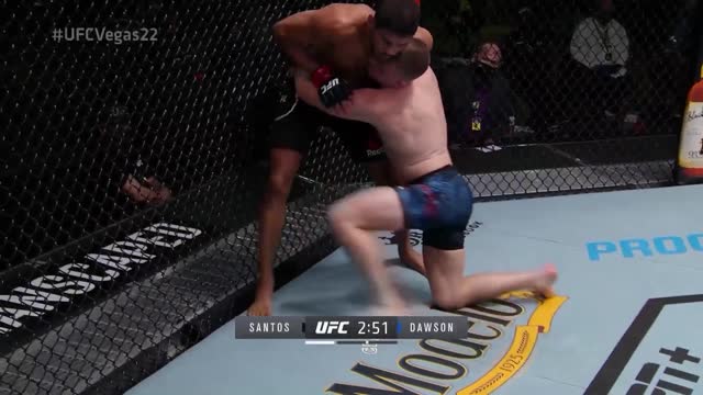Сантос на последней секунде нокаутировал Доусона на турнире UFC