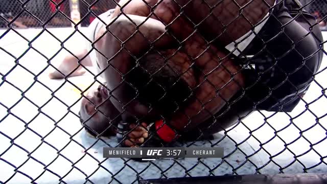 Менифилд удушением победил Черанта в поединке UFC 260