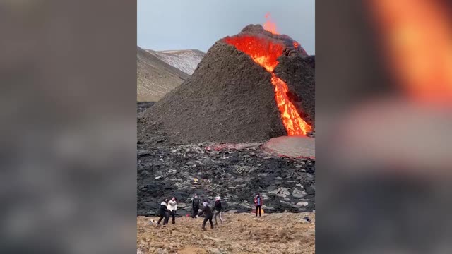 Исландцы сыграли в волейбол на фоне извергающегося вулкана