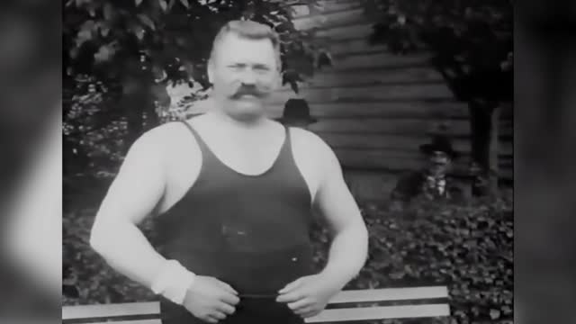 Русский борец Иван Поддубный на тренировке, 1912 год