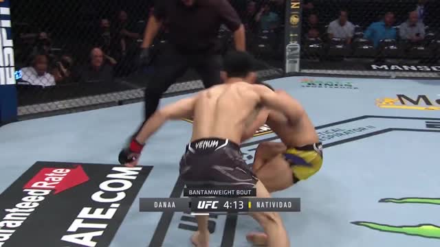 Боец из Монголии одержал победу нокаутом в поединке UFC 261