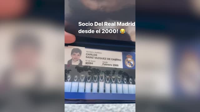 Карлос Сайнс демонстрирует карточку болельщика «Реала»