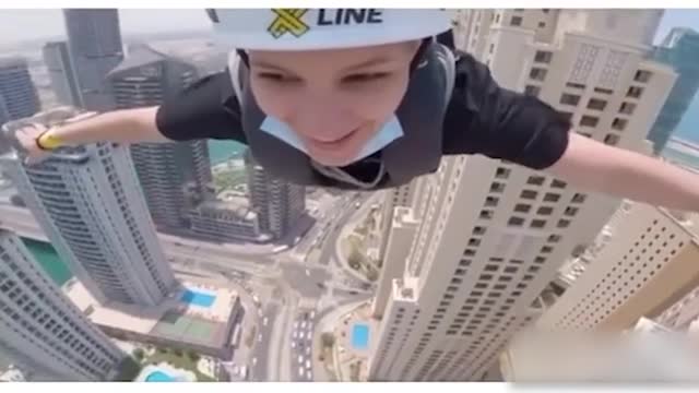 Самодурова совершила экстремальный спуск с небоскреба в Дубае