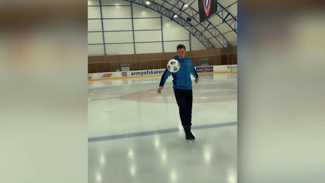 Галлямов презентует футбол на коньках