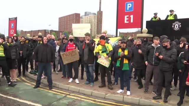 Сотни болельщиков «МЮ» протестуют перед матчем с «Ливерпулем»