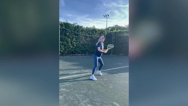 Беременная Возняцки сыграла в теннис