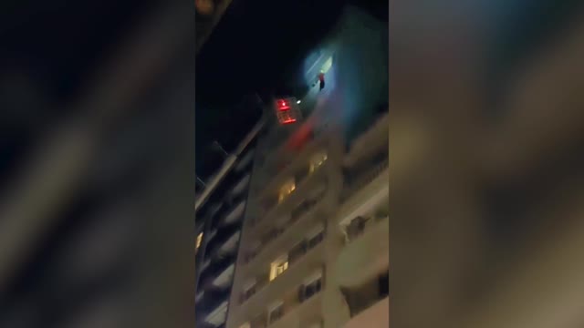 Уругвайский футболист полчаса простоял на карнизе на 11-м этаже