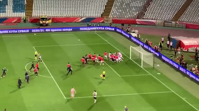 Игрок «Црвены Звезды» в финале Кубка снял трусы прямо на поле
