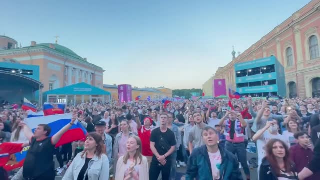 5000 человек исполнили гимн России в фанзоне Санкт-Петербурга