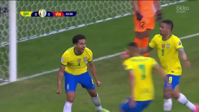 1:0. Маркиньос (Бразилия) заталкивает мяч в ворота
