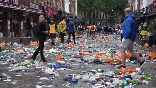 Шотландские болельщики оставили горы мусора в Лондоне