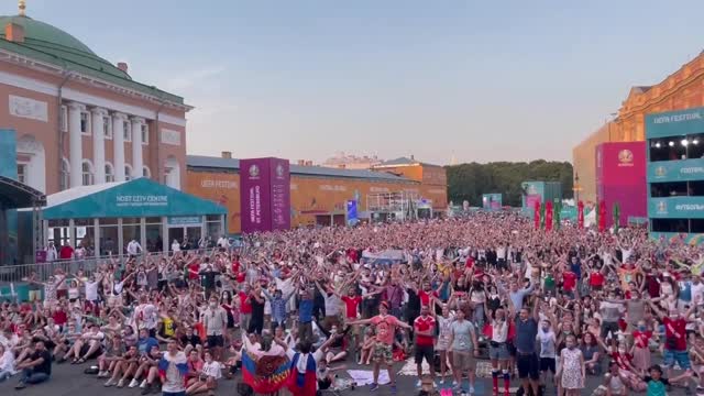 Болельщики сборной России устроили шоу в стиле исландцев