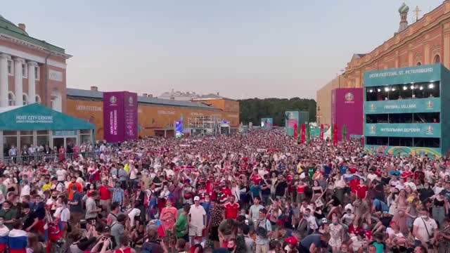 Несколько тысяч болельщиков исполнили гимн России в фан-зоне