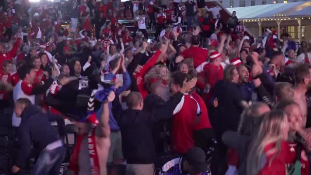 Эмоции датских болельщиков во время матча Россия — Дания