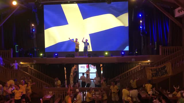 Шведские фанаты отмечают победу