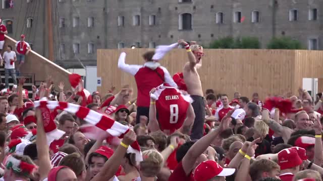 Датские болельщики празднуют победу в 1/4 финала Евро