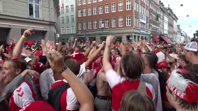 Датские фанаты празднуют победу в 1/4 на улицах Копенгагена