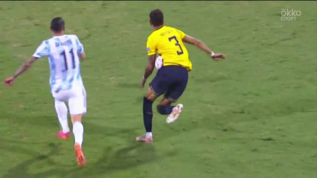 2:0. Мартинес (Аргентина) пользуется провалом защитников