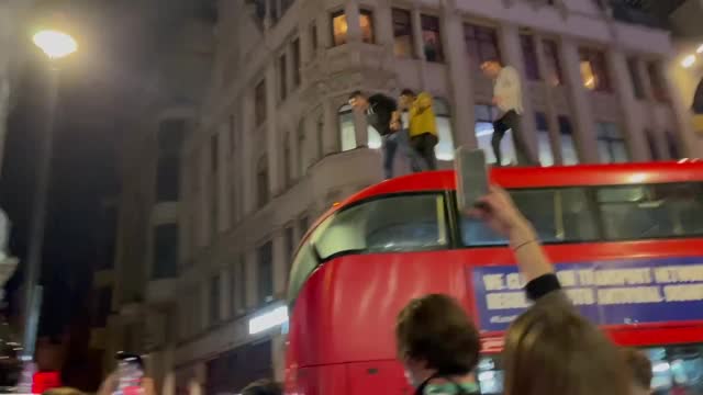 Английские болельщики прыгают с автобуса