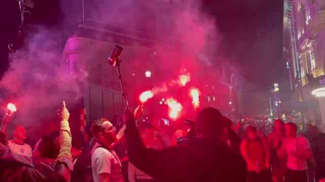 Огненное шоу: болельщики Англии ярко празднуют выход в финал