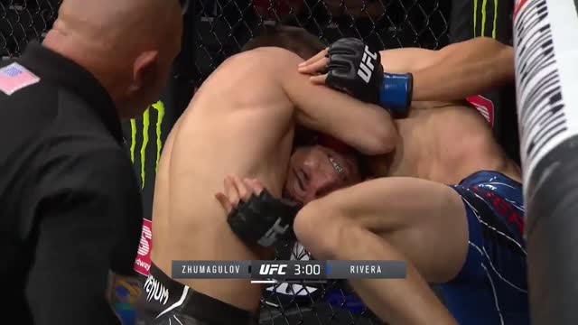 Жалгас Жумагулов гильотиной победил Риверу на UFC 264