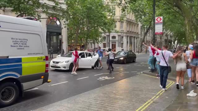 Британцы остановили машину и начали танцевать с прохожими