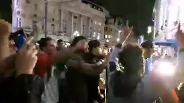 Радость итальянцев в Лондоне после победы