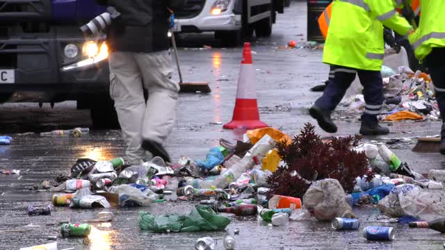 На улицах Лондона после финала Евро-2020 проходят уборки