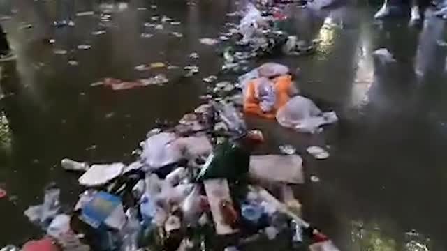 Горы мусора на улицах Лондона после финала