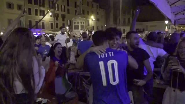 Итальянcкие болельщики празднуют победу на улицах Рима