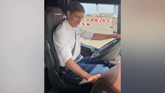 Виталий Петров попробовал себя за рулём дорожного «КАМАЗа»